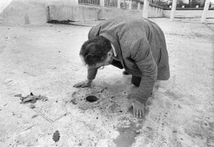 Ein Ingenieur kontrolliert eine Probe-Bohrung im Wiesenbad, 1985. Oder betet er?