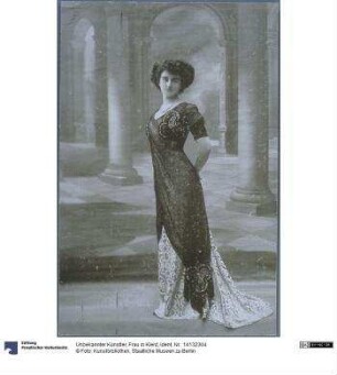 Frau in Kleid