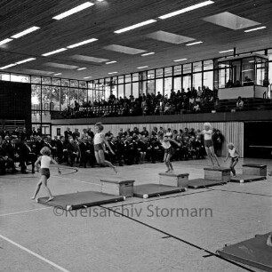Stormarnhalle: Einweihung: Turnvorführungen, im Hintergrund Gäste