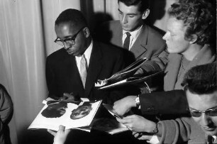 Donaueschingen: Donaueschinger Musiktage; Stadthalle; Modern Jazz Quartet; Milt Jackson gibt Autogramme