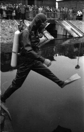 Demonstration eines neuartigen Tauchgeräts der Wasserschutzpolizei im Karlsruher Rheinhafen.