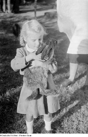 Kleines Mädchen (Elke) mit Hasen