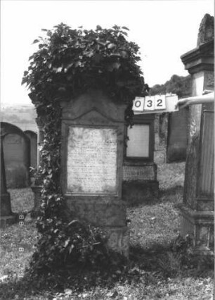 Grabstein 32