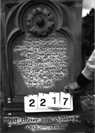 Grabstein 2217 (Index: 100097269) Maße HxBxT: 190x56x24 cm Symbolik: Blumenkranz: Grabstein 2217 (Detailaufnahme)
