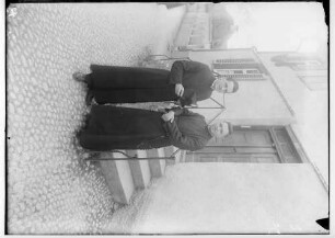 Primizfeier Bayer in Emerfeld 1935; Zwei Priester im schwarzen Ornat vor einem Hauseingang