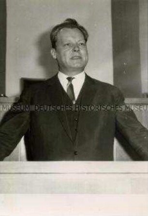 Willy Brandt hält eine Rede