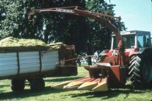 Fotografie: Futtererntetechnik, Maissilage, Maishäcksler angebaut, Rückfahreinrichtung