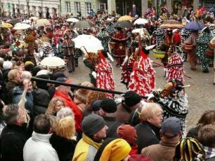 Rottweiler Narrensprung : Der größte und traditionsreichste Narrenumzug Baden - Württembergs wird in Rottweil dreimal im Jahr veranstaltet, am Fasnetsmontag und am Fasnetsdienstag. Tausende Narren ziehen durch die Stadt, auch Kleinkinder werden schon mit Masken verkleidet. Bild: Narren vor einer steinernen Madnonna. Aufgenommen am Fasnetsdienstag 2008. Foto Uwe Gerig.