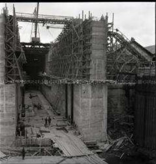 Fundament mit Gerüst für den Überbau eines Großbunkers für deutsche U-Boote in einem Hafen an der französischen Atlantikküste