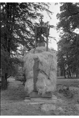 Versetzung des Johann-Peter-Hebel-Denkmals in den Schlossgarten.
