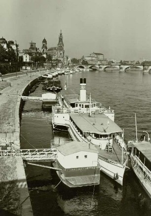 Dresden, Blick von der Carolabrücke elbabwärts auf Terrassenufer, Dampferanlegestelle und Altstadt