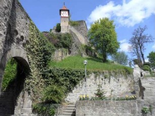 Stadtbefestigung (Burgviertel)-untere Stadtmauer mit Osttor sowie nach Norden aufsteigender Stadtmauer (Wehrgang abgetragen) mit Wachtürmchen von Süden in Übersicht