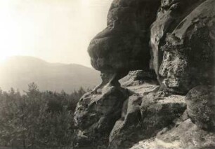 Sächsische Schweiz. Rauenstein-Südwand. Schichthöhle mit "Sanduhr"-Pfeiler. Blick zum Kleinen Bärenstein
