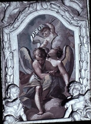 Engelgruppe und Putto mit Spruchband "... Deo"