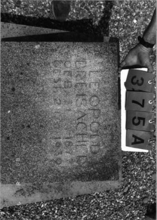 Grabstein 375 (Index: 99797261) Material: Kunststein Zustand: verwittert mit Textverlust Maße HxBxT: 200x81x50 cm Beschreibung: Grabplatte mit rechteckiger Schriftplatte: Grabstein 375A
