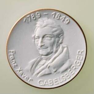 Meisterschaftsmedaille 38. Intersteno-Kongress in Dresden 1989 : Medaillensammlung Stenografische Sammlung. Meisterschaftsmedaille 38. Intersteno-Kongress in Dresden 1989. Porzellan; Durchmesser 50 mm, Gewicht 19 g (1989; Porzellanmanufaktur Meißen). Dresden: SLUB R c 0324