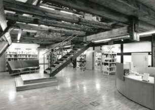 Pirna. Stadt- und Kinderbibliothek, Dohnaische Straße 76. Lesesaal und Ausleihe