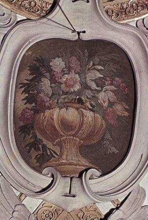 Blumenvasen und Girlanden