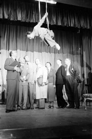 Kabarett der Komiker: "Gib ihm"; Rudolf Platte hängt am Trapez; drumherum: Fink, Bendow, Schwerholdt, Nuemann, Ney, Giesen, Rtischer