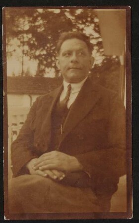 Hans Carossa, sitzend im Garten des Hauses von Dr. Mayer