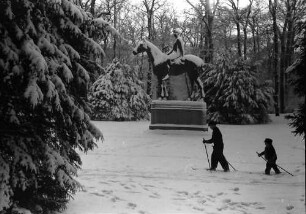 Berlin: Verschneiter Tiergarten; Reiterdenkmal; Vordergrund zwei Junges mit Skier