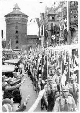 Reichsparteitag der NSDAP in Nürnberg. Einmarsch der Teilnehmer in die Stadt.