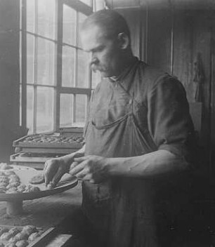 Aufsetzen der geschrubbten Gläser auf die Richtschale : Technikgeschichte | Technologie | Optische Industrie | Brillen | Emil Busch AG Rathenow