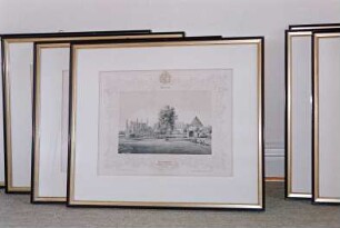 Schloss Ahrensburg: Innenansicht: mehrere Radierungen mit Rahmung, auf Fußboden an Wand gelehnt, vorne Motiv [Herrenhaus] Stegen: August 1994
