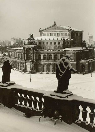 Dresden, Semperoper, Ansicht von der Hofkirche über den Theaterplatz während der Sicherungsarbeiten