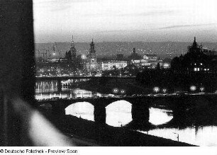 Blick über die Elbe mit Albert- und Carolabrücke zur Altstadt