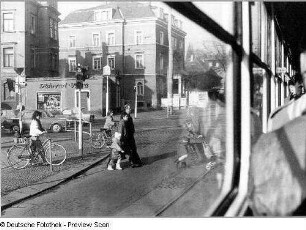 Dresden-Neustadt. Fußgänger an der Kreuzung Königsbrücker Straße / Bischofsweg, fotografiert aus einer Straßenbahn