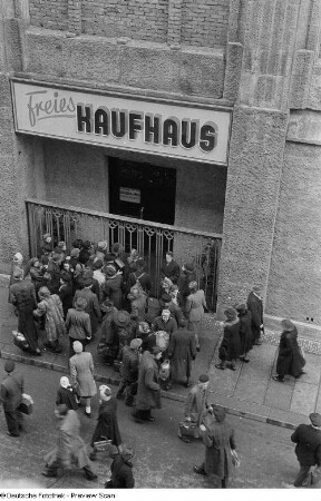 Passanten am Eingang des geschlossenen Kaufhauses