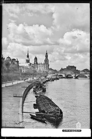 Dresden, Terrassenufer mit Dampferanlegestelle, Blick zur Katholischen Hofkirche und Augustusbrücke