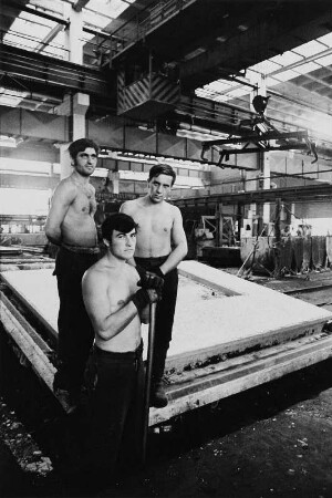 Arbeiter in einer Fabrikhalle
