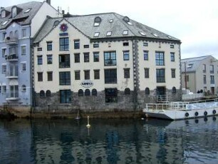 Alesund: Innerstädtische Wohn- und Geschäftsbebauung am Hafen