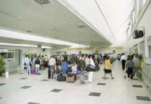 Dresden-Klotzsche, Flughafenstraße. Flughafen Dresden. Terminal 2. Wartende am Check in-Schalter