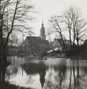 Großdeuben. Blick über die Pautzke zur Kirche