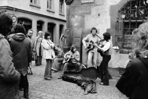 Freiburg: Straßenmusikanten vor dem Rathaus