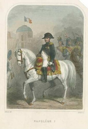 Parade: Kaiser Napoleon I. in Paradeuniform mit Orden zusammen mit Offizieren, alle zu Pferd eine Formation Infanterie mit präsentiertem Gewehr abreitend, im Hintergrund beflaggtes öffentliches Gebäude