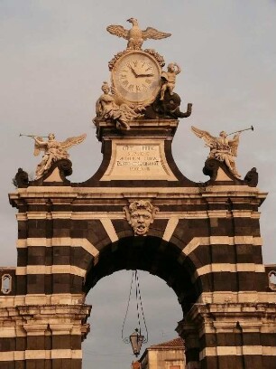 Stadttor : Bild: das historische Stadttor Porta Ferdinandea. Am Fuße des Vulkans Ätna gelegen, ist Catania die zweitgrößte Stadt Siziliens. Aufgenommen im November 2007. Foto: Uwe Gerig