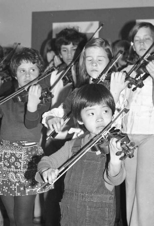Gastspiel des Suzuki-Kinderorchesters der "Suzuki Academy of the Performing Arts" bei der Bonbonfabrik Rachengold