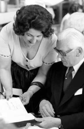 25. Jubiläumstagung 1975 Medizin; Bayrisches Frühstück: Frau im Dirndl, Adolf Butenandt