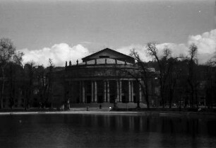 Stuttgart: Landestheater, etwas weiter