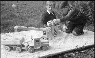 Orschweier: Holzspielzeug Götze, zwei Kinder, Förderband und Lastwagen