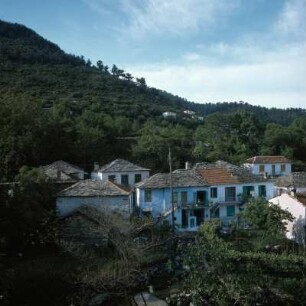 Thasos, Potamiá. Oberdorf : Thasos, Potamiá. Oberdorf. Hausdächer mit Marmorschindeln gedeckt