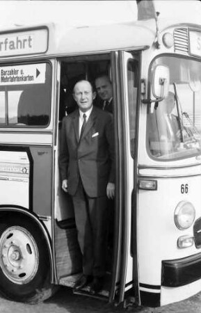Freiburg: Eichstetter Straße, Filbinger steigt aus Bus
