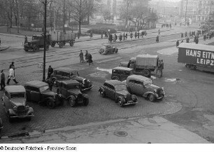 Blick von oben auf parkende IFA-Fahrzeuge
