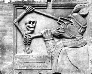 Steinrelief mit Mann und Skelett vom ehemaligen Schloss Sickingen