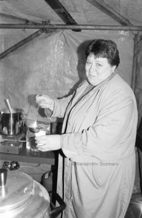 Weihnachtsbaumverkauf Harald Käselau: Jutta Käselau verkauft Punsch