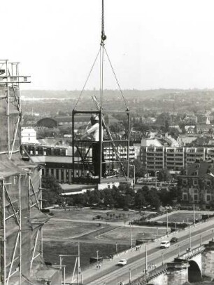Baustelle Ständehaus, Bauphase Substanzsicherung / Wiederaufbau Dach. Arbeitskorb, am Kranhaken angeschlagen, schwebt über der Brühlschen Terrasse. Links Gerüst am Turm : Dresden-Altstadt, Schloßplatz 1. Baustelle Ständehaus, Bauphase Substanzsicherung / Wiederaufbau Dach. Arbeitskorb, am Kranhaken angeschlagen, schwebt über der Brühlschen Terrasse. Links Gerüst am Turm